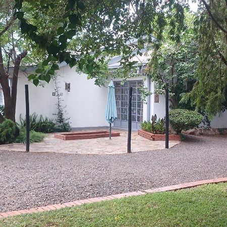 Driftwood Boutique Bed And Breakfast Lobatse Esterno foto