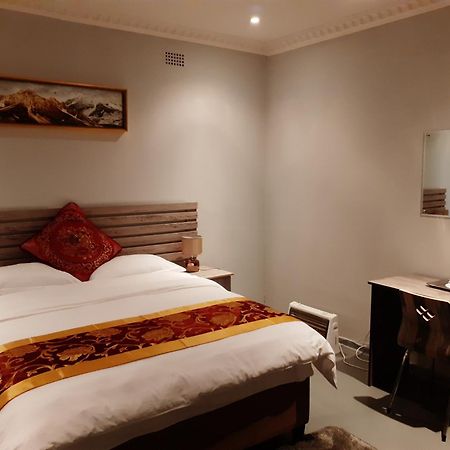 Driftwood Boutique Bed And Breakfast Lobatse Esterno foto