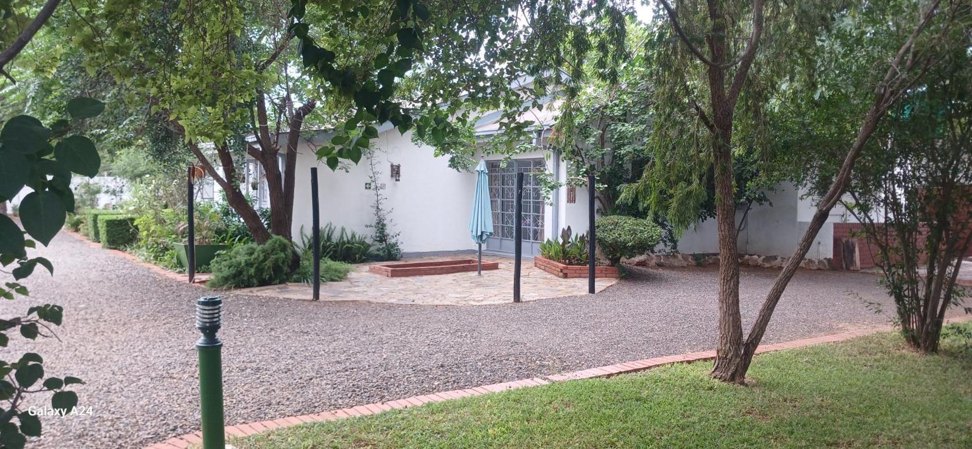 Driftwood Boutique Bed And Breakfast Lobatse Esterno foto